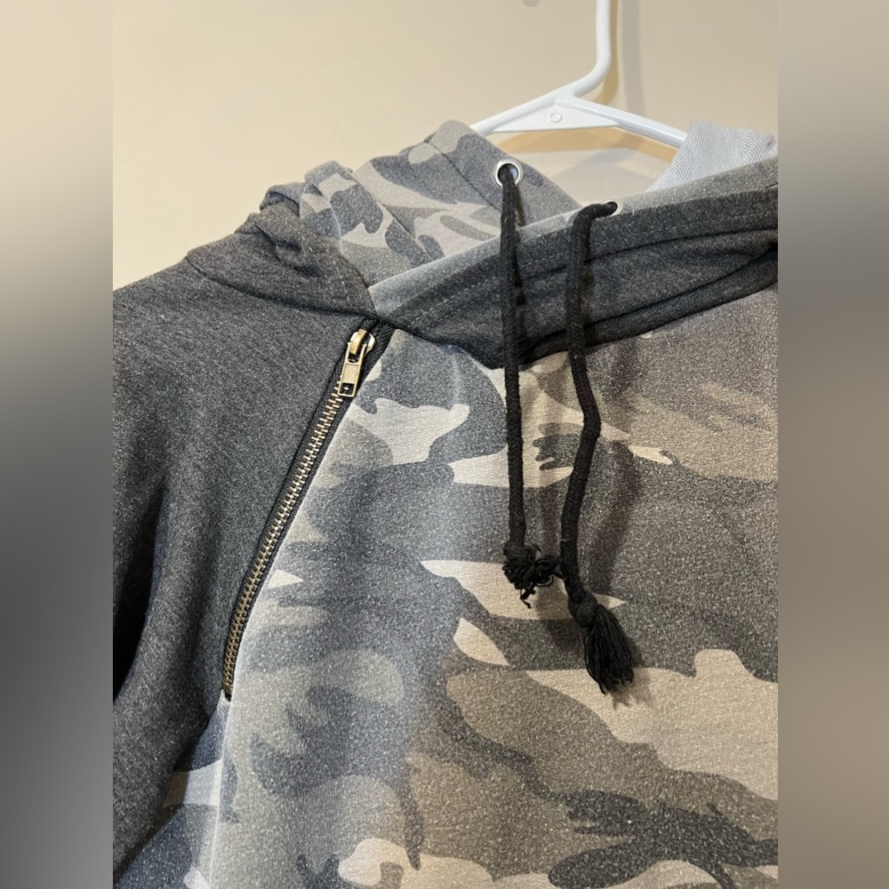 Boutique Only Sweatshirt - Picture 2 of 5